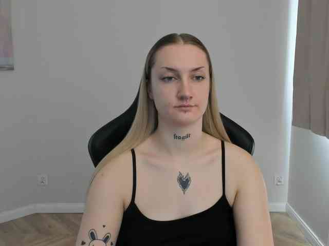 AlexaKisses webcam