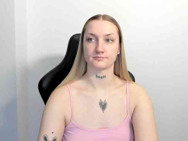 AlexaKisses webcam