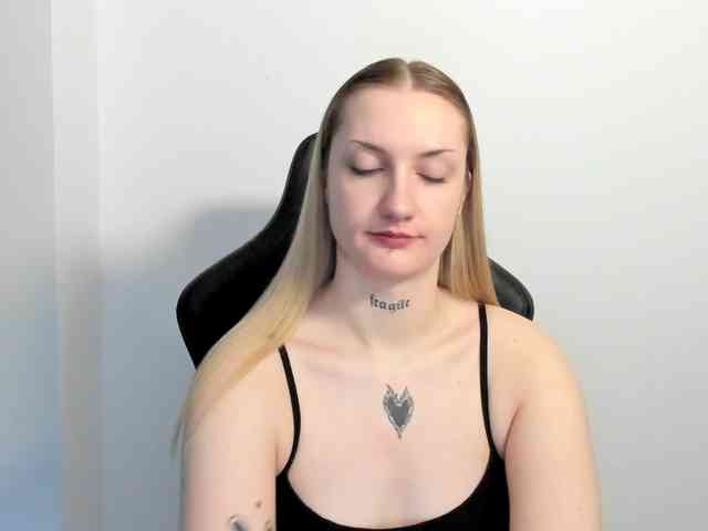 AlexaKisses webcam