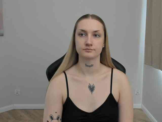 AlexaKisses webcam