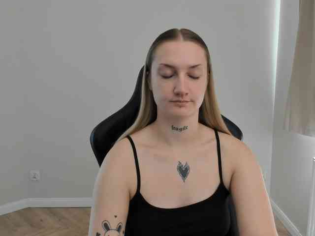 AlexaKisses webcam