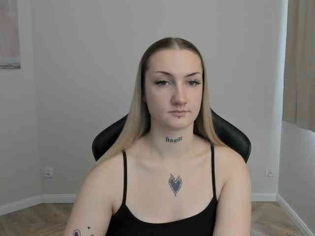 AlexaKisses webcam