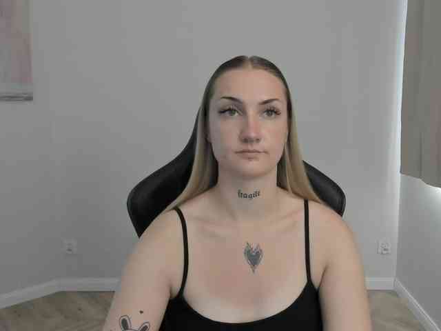 AlexaKisses webcam