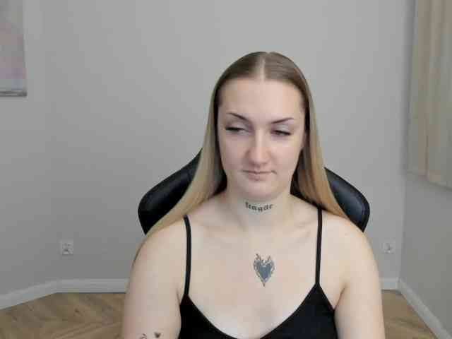 AlexaKisses webcam