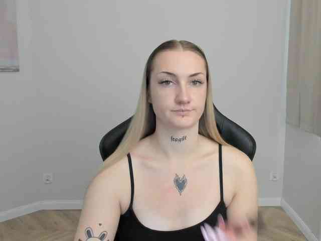 AlexaKisses webcam