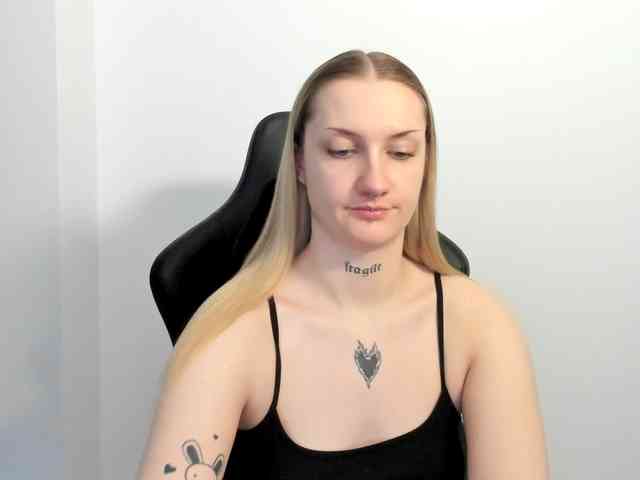 AlexaKisses webcam