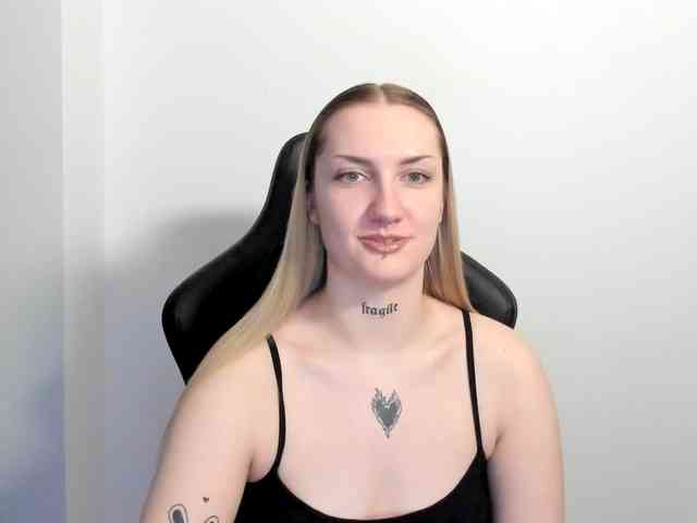 AlexaKisses webcam