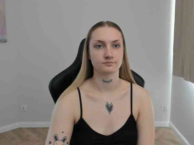 AlexaKisses webcam