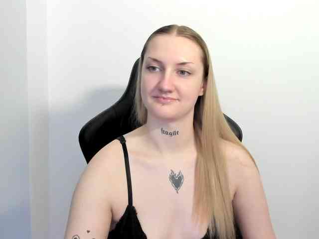 AlexaKisses webcam