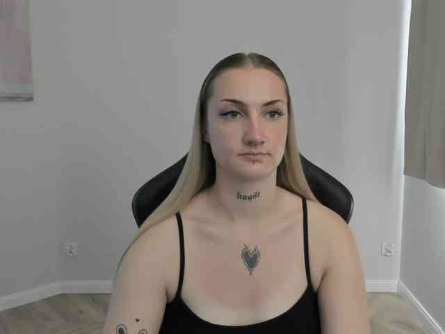 AlexaKisses webcam