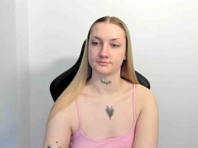 AlexaKisses webcam