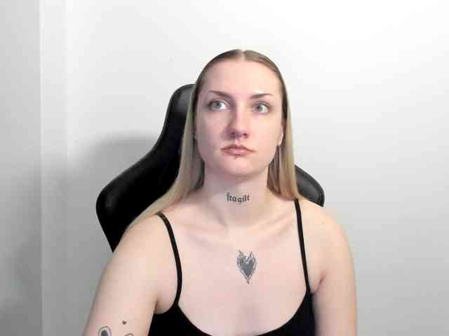 AlexaKisses webcam