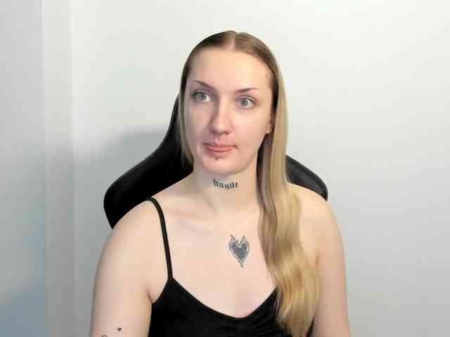 AlexaKisses webcam