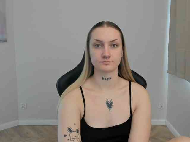 AlexaKisses webcam