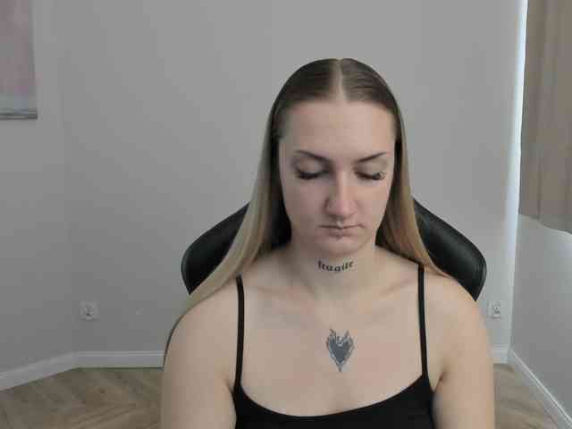 AlexaKisses webcam