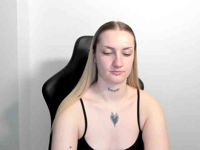 AlexaKisses webcam