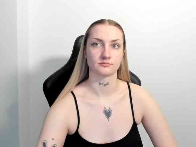 AlexaKisses webcam