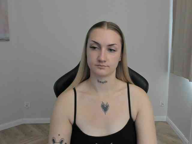 AlexaKisses webcam