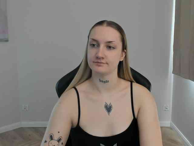 AlexaKisses webcam