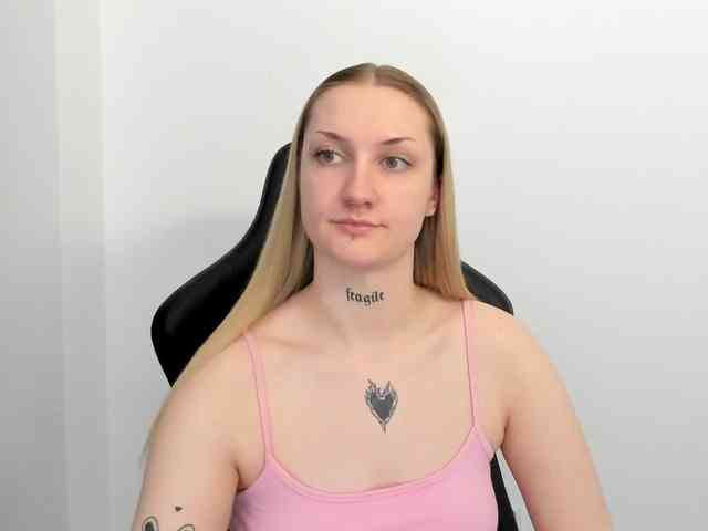 AlexaKisses webcam