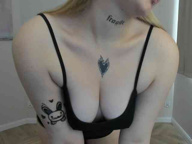 AlexaKisses webcam