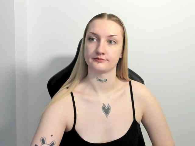 AlexaKisses webcam