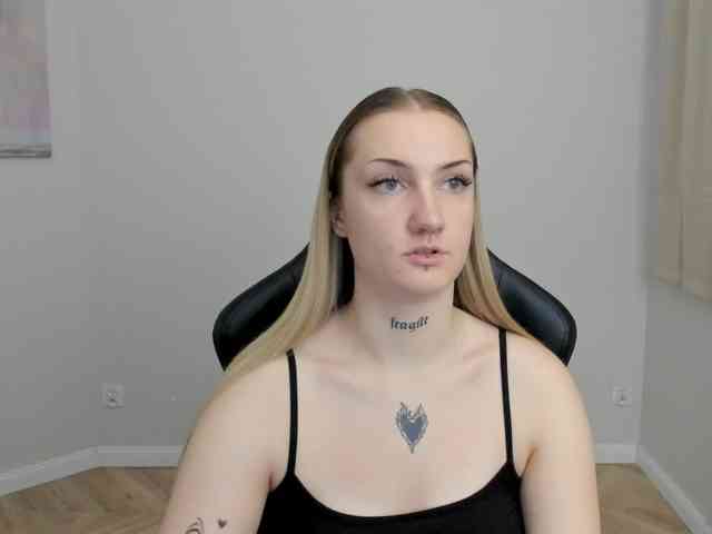 AlexaKisses webcam