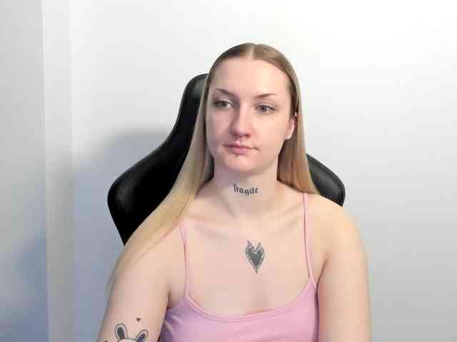 AlexaKisses webcam