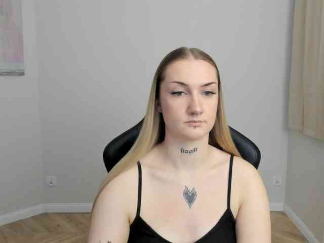 AlexaKisses webcam