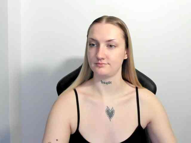 AlexaKisses webcam