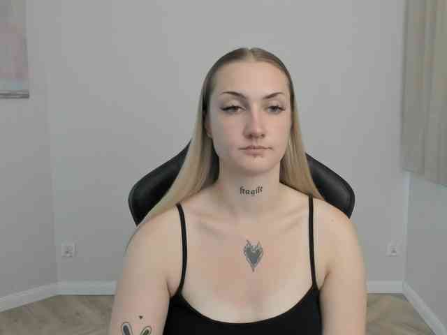 AlexaKisses webcam