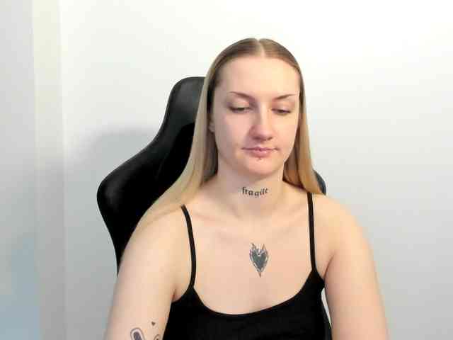 AlexaKisses webcam
