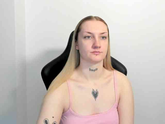 AlexaKisses webcam