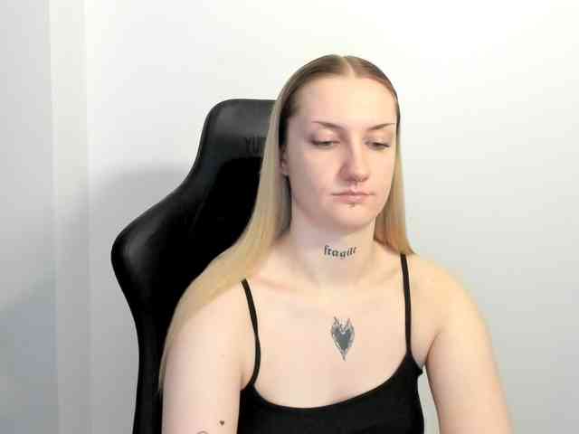 AlexaKisses webcam