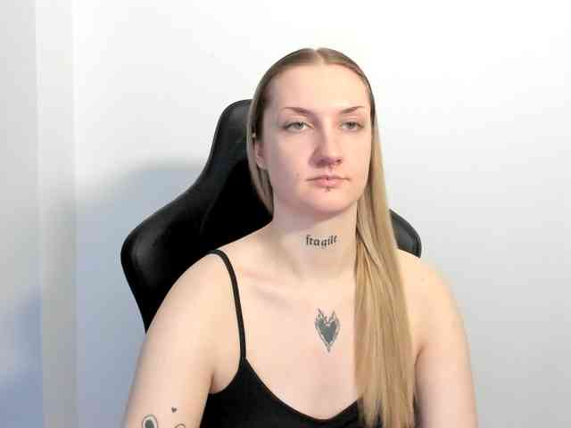 AlexaKisses webcam