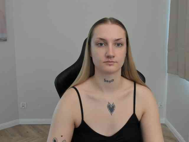 AlexaKisses webcam