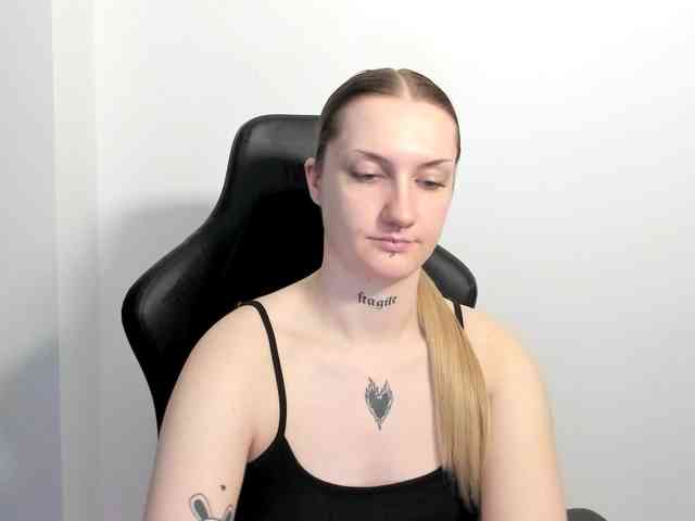 AlexaKisses webcam