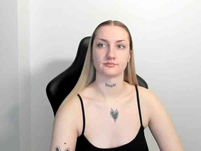 AlexaKisses webcam