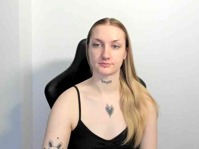AlexaKisses webcam
