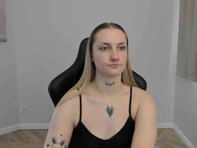 AlexaKisses webcam