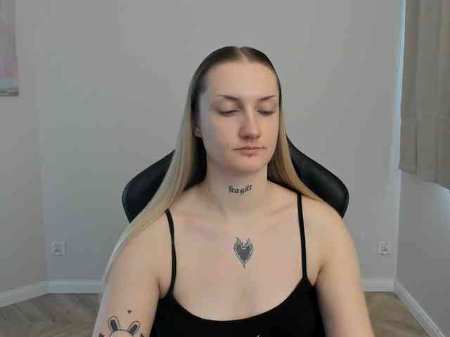 AlexaKisses webcam
