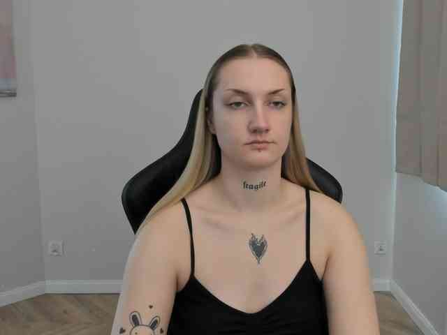 AlexaKisses webcam