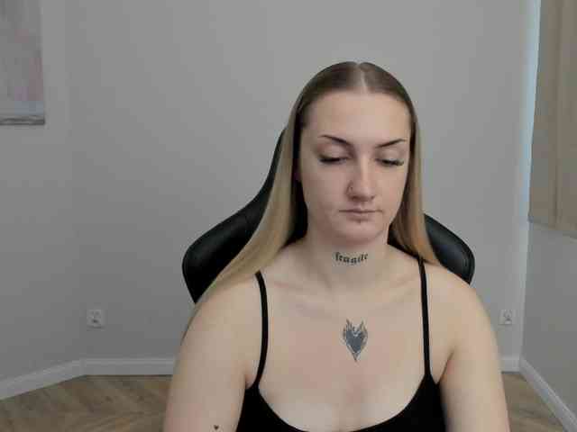 AlexaKisses webcam