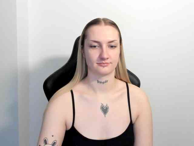 AlexaKisses webcam