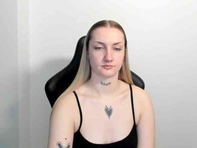 AlexaKisses webcam
