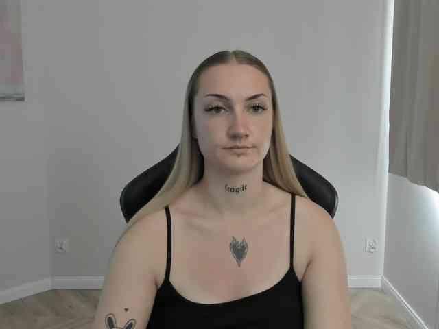 AlexaKisses webcam