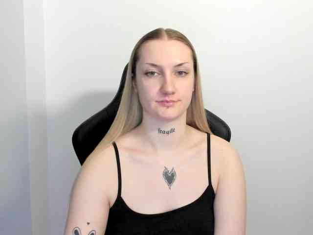 AlexaKisses webcam