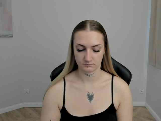 AlexaKisses webcam