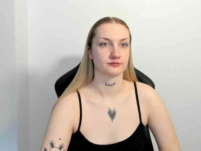 AlexaKisses webcam