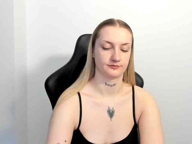 AlexaKisses webcam
